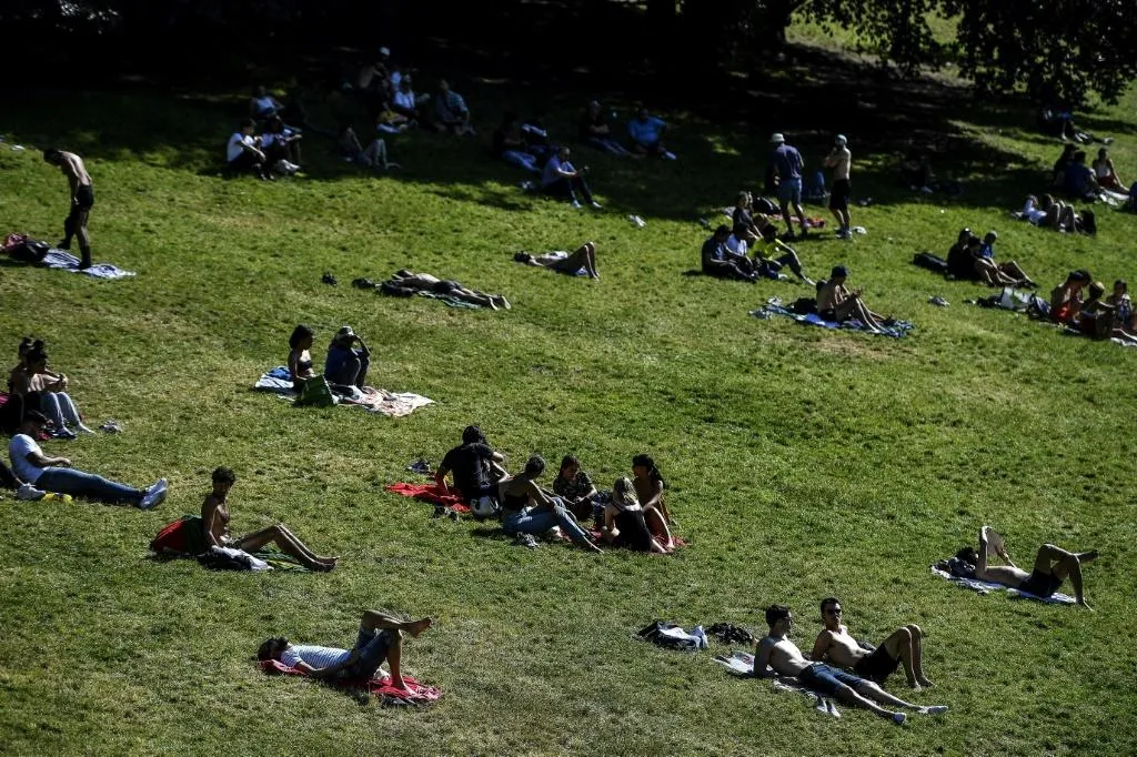 People enjoy the sun in a Paris park, but experts fear a surge in coronavirus infections Photo: AFP / Christophe ARCHAMBAULT