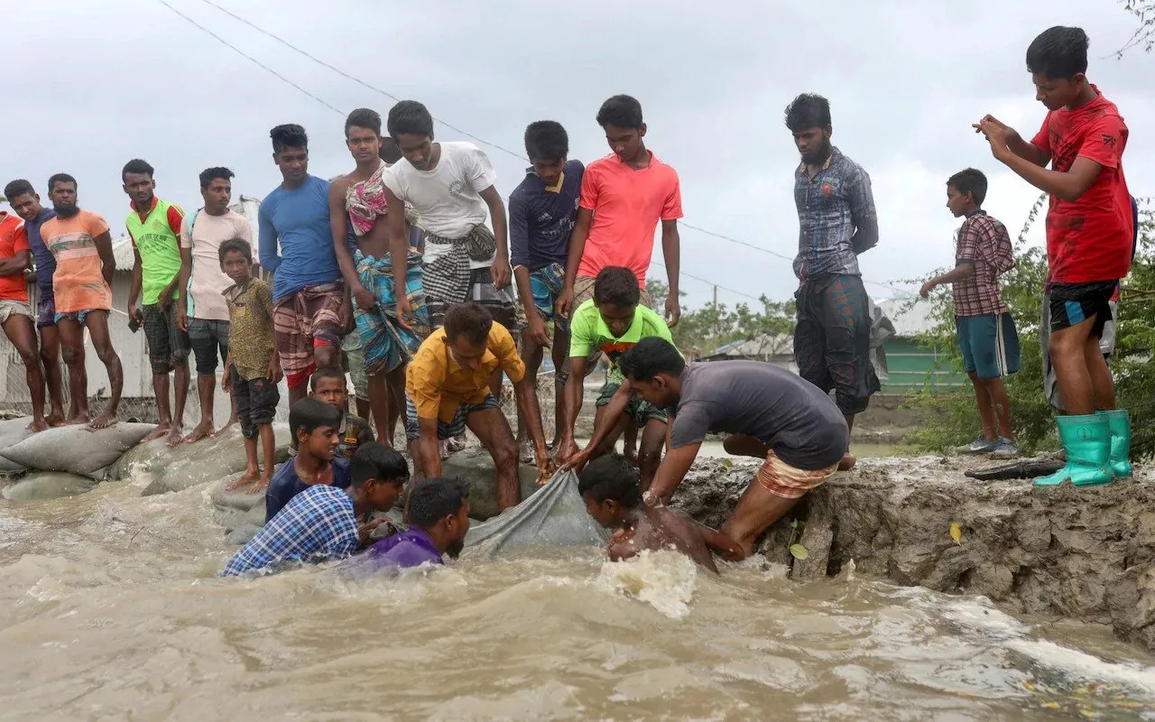 Locals try to reinforce flood defences before the cyclone hits CREDIT: Reuters