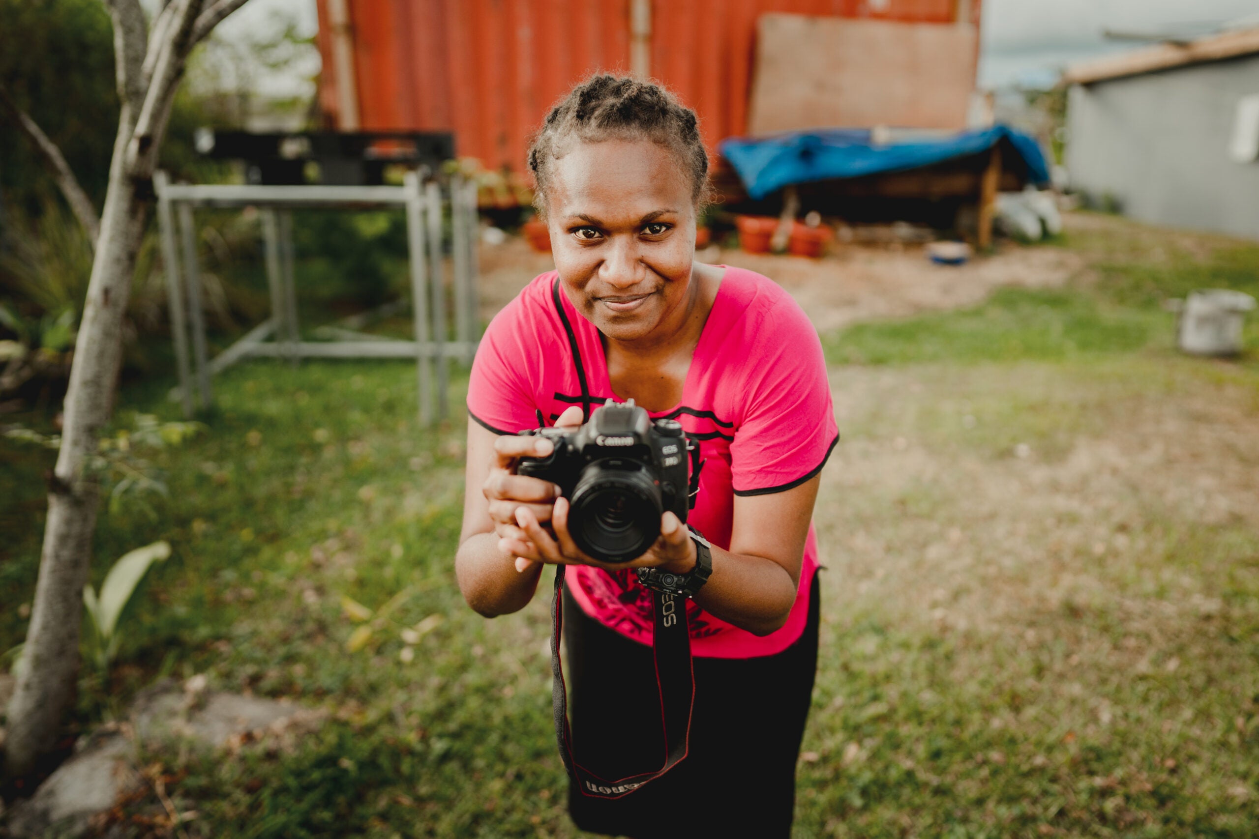La Femme Est Une Photographe Professionnelle Avec L'appareil-photo